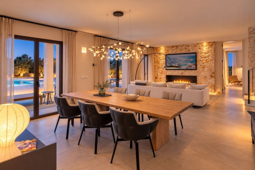 Zona de estar y comedor con ambiente nocturno