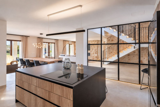 Cocina de diseño en negro con detalles en madera