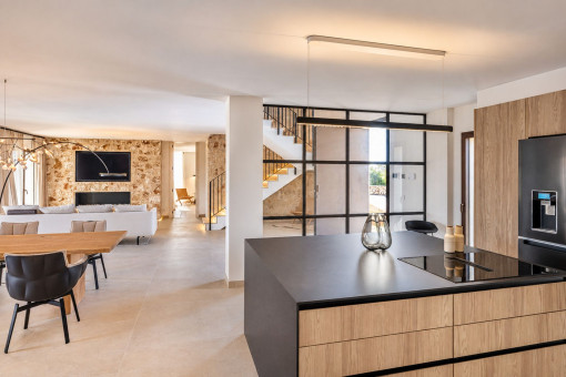 Cocina de diseño en negro con detalles en madera