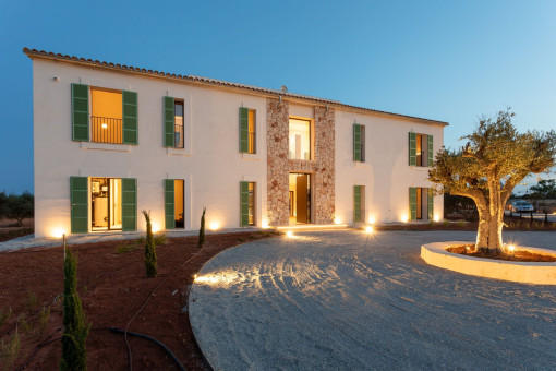 Vista frontal de la finca de noche