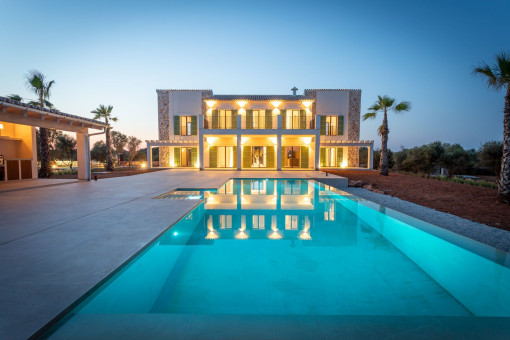 Foto nocturna con piscina iluminada