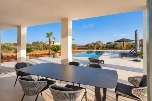 Terraza cubieta con vista de la piscina
