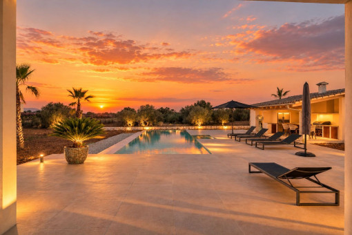 Terraza de la piscina al atardecer
