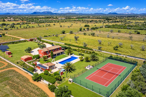 Gran finca con una piscina enorme y pista de tenis cerca de Campos
